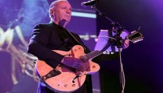 المغني والمؤلف الموسيقي الأمريكي مايكل نيسميث