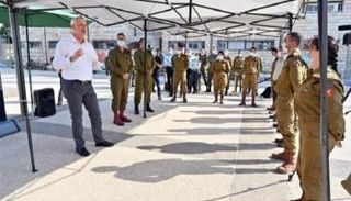 جانتس وسط جنود من الجيش الإسرائيلي - أرشيفية