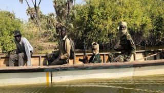 جنود كاميرونيون يقومون بدوريات في أجزاء من بحيرة تشاد تضررت بالنشاط الإرهابي