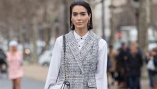 الفستان التويد يتناغم مع جاكت جلد أو معطف مبطن