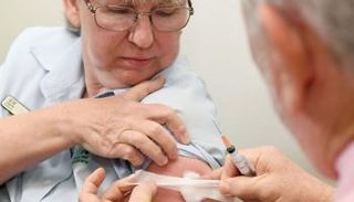 سيدة تحصل على لقاح كورونا- أرشيفية