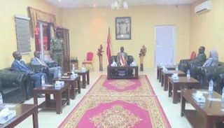 عضو مجلس السيادة السوداني الهادي إدريس خلال لقائه بوفد قضائي من شمال دارفور