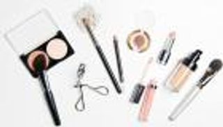 تنظيف بقع مستحضرات التجميل من الملابس.. طرق سهلة واقتصادية