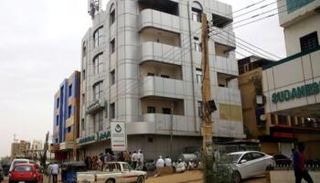 سودانيون يصطفون للحصول على الخدمات المالية في بنك فيصل الإسلامي