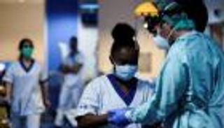 أوميكرون ينتشر بواسطة الشباب.. و70% من المصابين تحت سن الأربعين