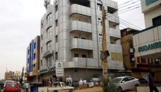 سودانيون يصطفون للحصول على الخدمات المالية في بنك فيصل الإسلامي