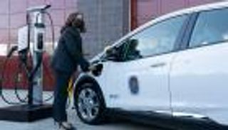 هاريس تحاول شحن شعبيتها من "محطة كهرباء"