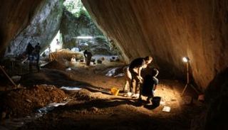 الباحثون داخل كهف "أرما فييرانا"