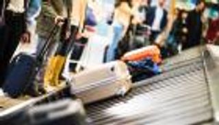 عامل أمتعة غلبه النوم في مومباي فاستيقظ بأبوظبي