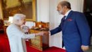 بدون قفازات وكمامة.. الملكة إليزابيث تستقبل سلطان عمان