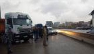 لبنان ليس بخير.. قطع طرق تزامنا مع إضراب "النقل"