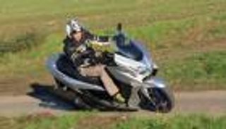 Burgman 400.. سكوتر جديد من سوزوكي متعدد التخزين