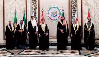 صورة جماعية لقادة ورؤساء وفود الدول الخليجية في قمة الرياض