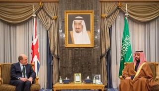 الأمير محمد بن سلمان بن عبدالعزيز ولي العهد نائب رئيس مجلس الوزراء وزير الدفاع السعودي خلال لقائه وزير الدفاع البريطاني