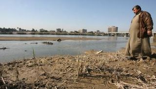 نهر دجلة في بغداد بعد انخفاض مناسيب المياه