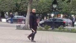 الإرهابي حاملا فاسا قبل تنفيذه هجوما ضد رجال الأمن في تونس