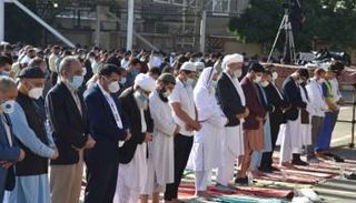 المحتجون يصلون الجمعة في المدينة الإيرانية