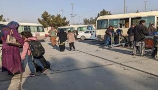 الأمريكيون الذين تم إجلاؤهم في طريقهم إلى مطار كابول