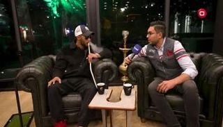 محمد رمضان يدخن الشيشة خلال حوار تليفزيوني