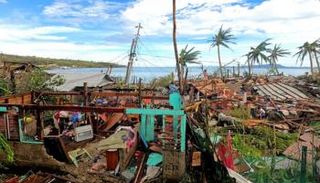 جانب من الدمار الذي خلّفه إعصار 