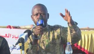 الهادي إدريس يتحدث خلال الاستعراض