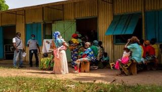 أمهات يصطفن لفحص أطفالهن وتلقي الغذاء بمركز صحي- أ.ف.ب