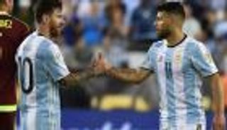 إحداها مع ميسي.. أجويرو حائر بين 4 وظائف بعد الاعتزال