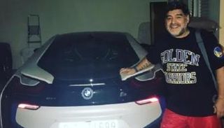 مارادونا بجانب إحدى سياراته