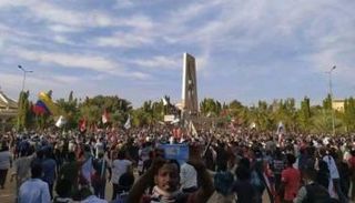 محتجون في محيط القصر الرئاسي في الخرطوم