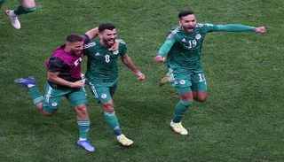 أمير سعيود يحتفل بهدفه مع الجزائر