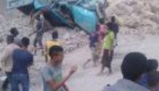 مصرع 16 عاملا في انهيار صخري غرب عدن اليمنية (صور)