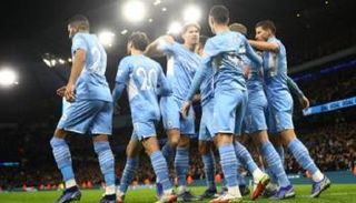 رياض محرز مع لاعبي مانشستر سيتي