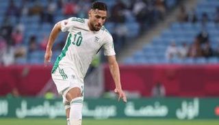 يوسف بلايلي لاعب الجزائر