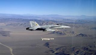 طائرة أمريكية توجه ضربة صاروخية 