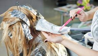 سيدة تصبغ شعرها - تعبيرية