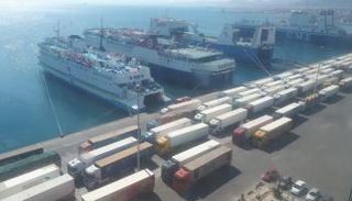 مصر تغلق ثلاثة موانئ لسوء الأحوال الجوية