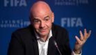 ليس صيفا أو شتاء.. رئيس الفيفا يختار الشهر الأمثل لحل أزمة أمم أفريقيا