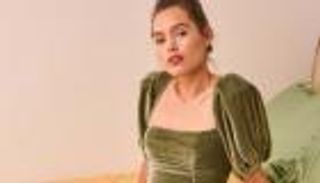 الفستان المخملي نجم الموضة في شتاء 2022