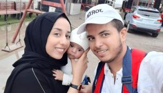 الصحفي محمود العتمي وزوجته الراحلة رشا الحرازي- أرشيفية