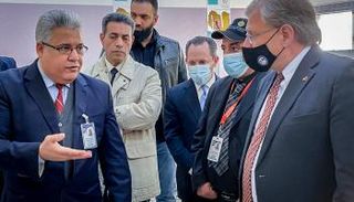 جانب من زيارة السفير الأمريكي نورلاند لأحر المراكز الانتخابية بليبيا