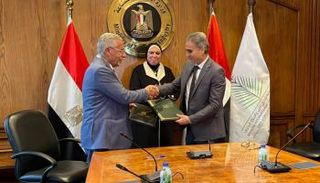 لحظة توقيع البروتوكول بين الطرفين