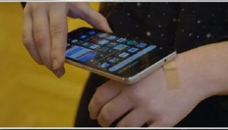 بالفيديو.. رقاقة تحت الجلد لتخزين جواز التلقيح ضد كورونا