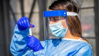 عاملة صحية تجمع عينات مسحة كورونا (أرشيفية)