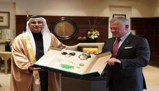 الملك عبدالله الثاني يتسلم وسام القائد