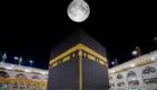 القمر الأحدب يتعامد على الكعبة الليلة.. ظاهرة تحديد "القِبلة"