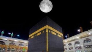 القمر يتعامد على الكعبة 3 مرات كل عام