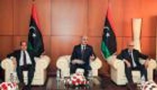 بعد تهديد المليشيات.. طائرة مرشحين لرئاسة ليبيا تهبط بتونس