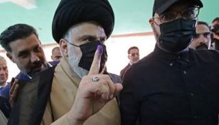 الصدر خلال الإدلاء بصوته في الانتخابات التشريعية الماضية