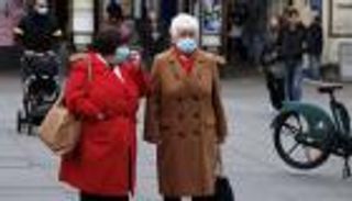 106 آلاف إصابة جديدة بكورونا في بريطانيا.. أوميكرون يتفشى