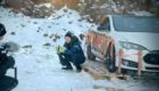 شاهد رجل يفجر سيارته Tesla بـ30 كيلوجراما من الديناميت.. إليك السبب